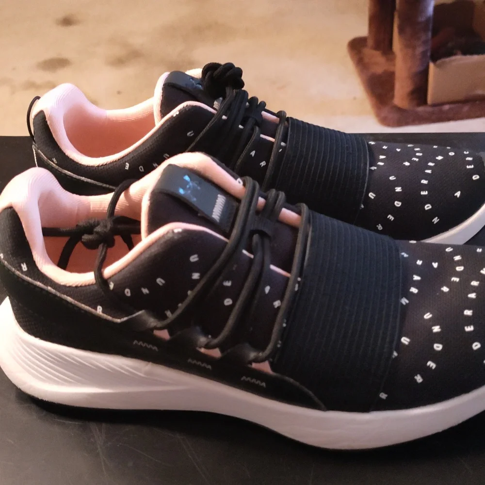 Tennis shoes - Picture 2 of 4